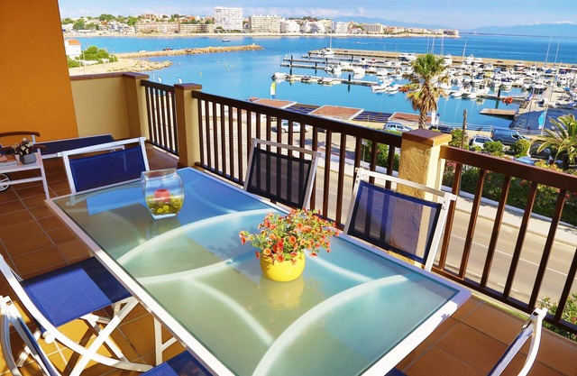 Colette: Apartment with swimming pool and view