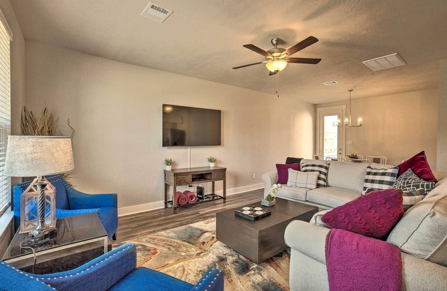 College Station Townhome w/Furnished Patio!