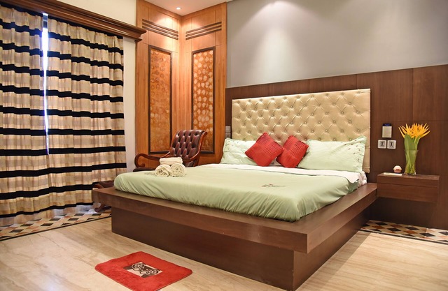 Colonial Room|Park Street is 1 Km away|WIFI|TV|AC