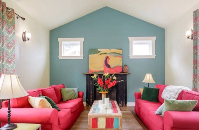 Colorful Cottage Close to Lake Washington