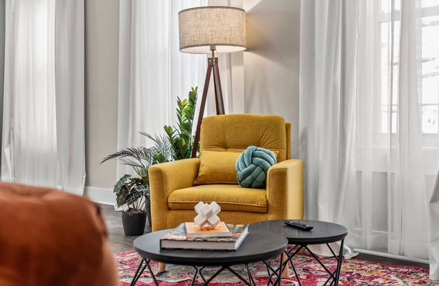 Colorful King Bed Apt w/Large Kitchen and Game Room