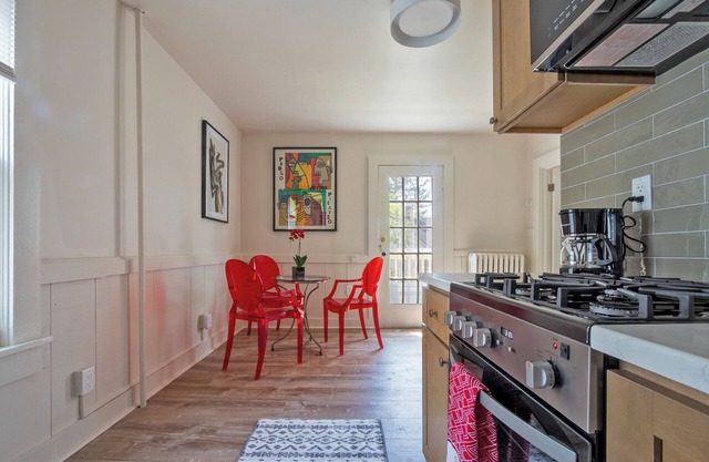 Colorful Modern Hideaway In Downtown Woodstock - AC & WiFi