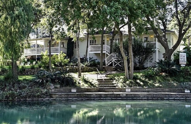 Comal River Access - Modern Cottage on The Comal – Walk to Everything!