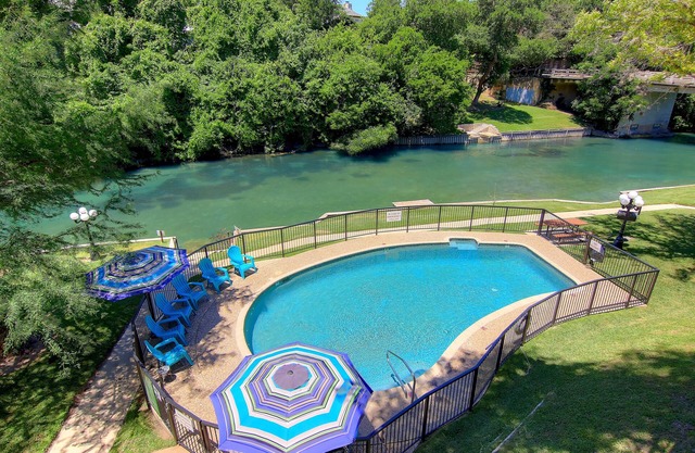 Comal Riverfront! Schlitterbahn! Pool and direct river access!