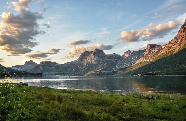 Come and visit nearby beautiful beaches like Santa Monica!