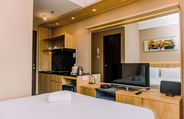 Comfort And High Floor Studio Room At Transpark Bintaro Apartment