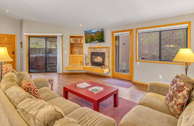 Comfort cozy cabin w/private hot tub PF, AC, new beds, unbeatable location!