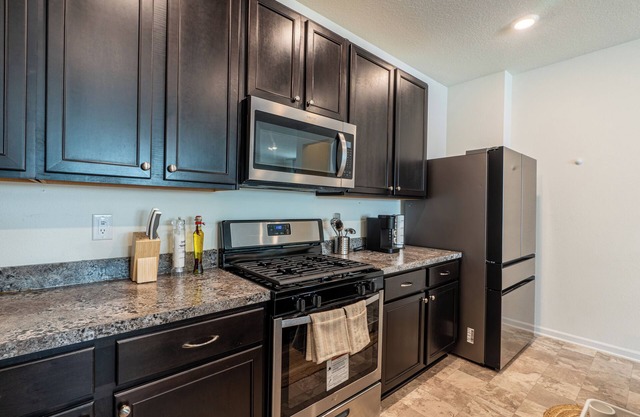 Comfort Family Home - Tesla Charger, 4 BR, BBQ and Spacious Patio