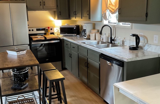 Comfort Rules! Charming 2-bedroom cottage in Fayetteville with AC, WiFi