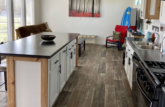 Comfortable 2 Bed/1 Bath Unit with Bay View