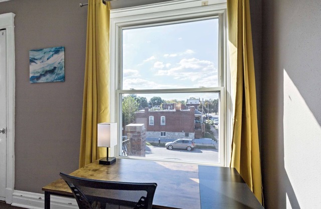 Comfortable 2BR Stay with Dedicated Workspace & Yard