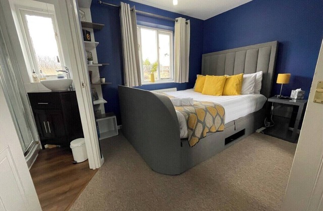 Comfortable 3 bedroom home with parking and garden