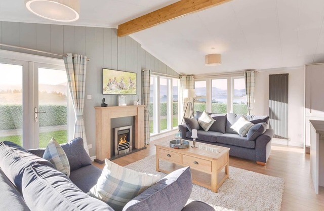 Comfortable and spacious lodge with two doubles and one with bunks.