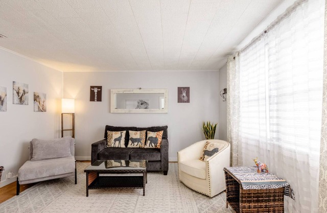 Comfortable, Central Auburn Stay – Ideal for Families, Standard crib sleeps 6