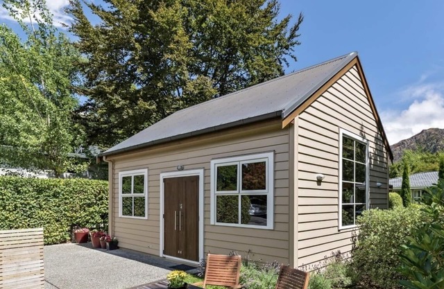 Comfortable cottage in the heart of Arrowtown with newly renovated kitchen.