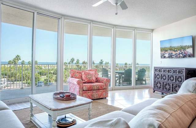 Comfortable Gulfview Three Bedroom Condo. Complimentary Boat Slip!