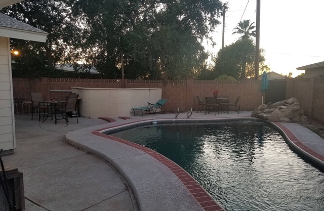 Comfortable Home, Central Phoenix Pets ok, Pool, 3 bedroom 3 bath Close to all.