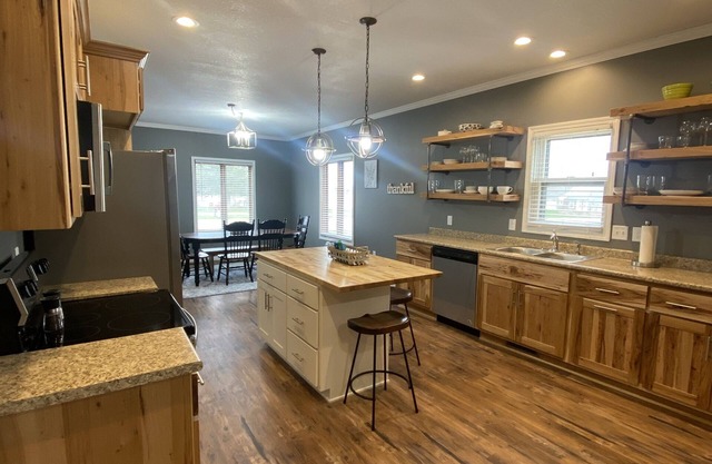 Comfortable home for the family, close to Fort Wayne, Auburn, Churubusco, Avilla