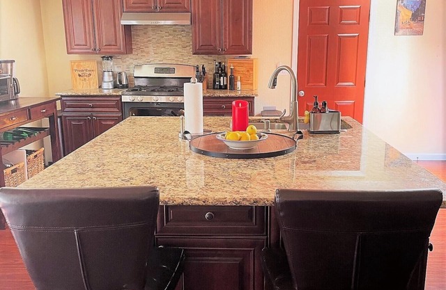 Comfortable home in a quite neighborhood near wineries, shopping and more.