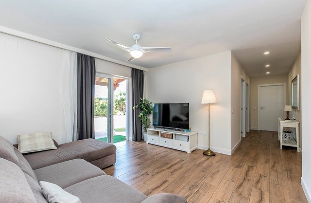 Comfortable Home with Terrace near Santa Cruz