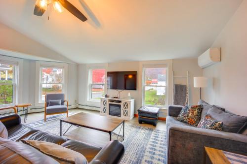 Comfortable Lincoln Home Walk to Main Street!