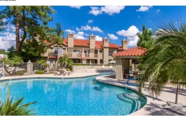 Comfortable McCormack Ranch Townhome in Fantastic location.