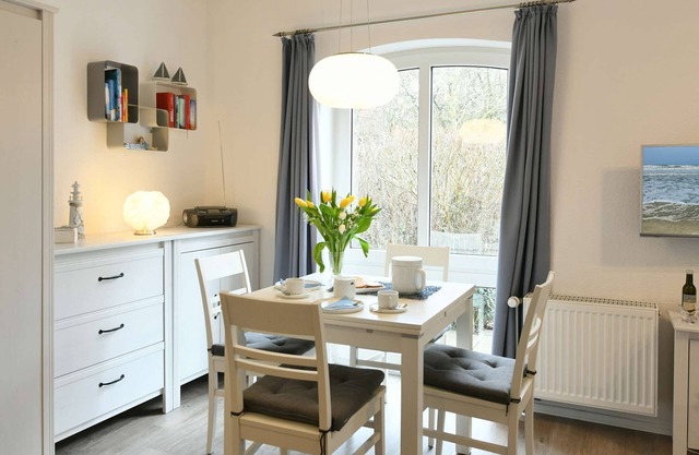 Comfortable, modern living in a central, quiet island location for 2-3 people