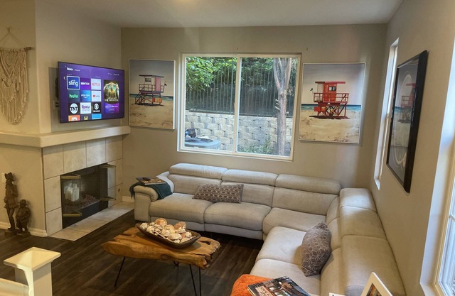 Comfortable pet friendly 3 bed 2.5 bath with private backyard