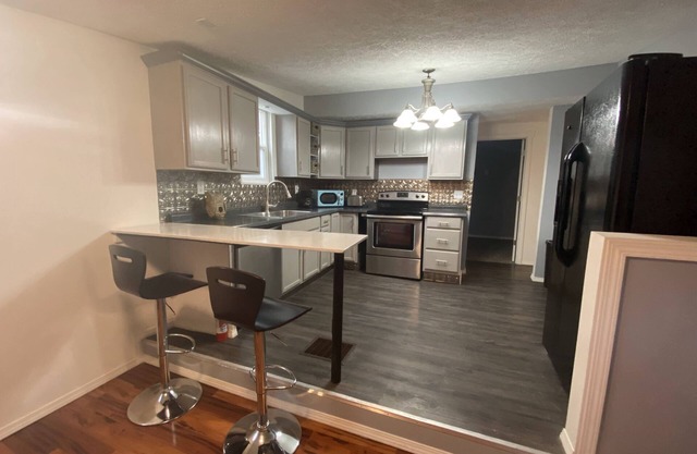 Comfortable, pet-friendly 2-bedroom in quiet cul-de-sac.