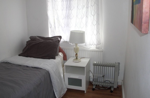 Comfortable Single Bedroom Shared - Garden View