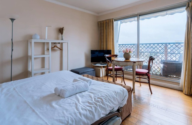 Comfortable Studio With Balcony In Paris 16th