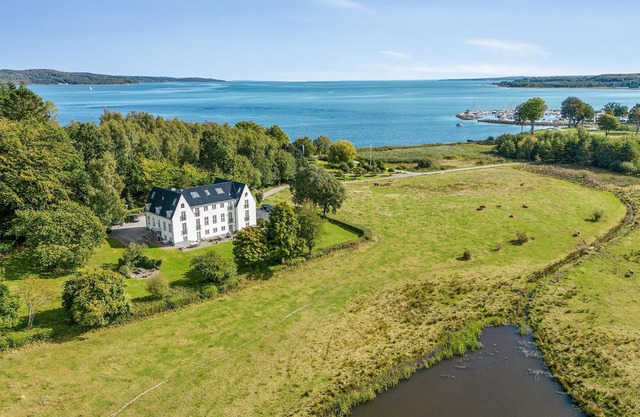Comfortable, tasteful vacation apartment in great, quiet location very close to the water.