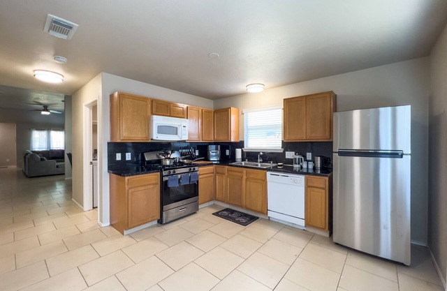 Comfortable Work-Ready 4BR Suburban Home Near IAH Airport