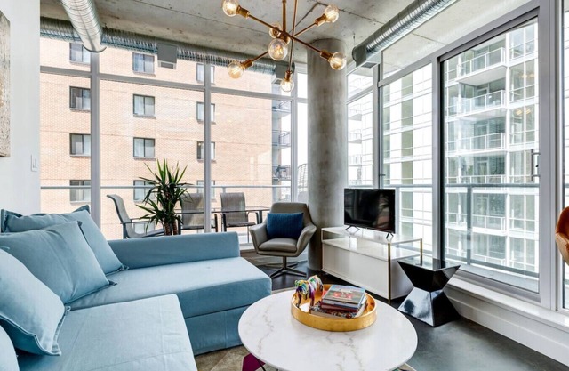 Comfy 1BR Calgary Escape w/Balcony, Sleeps 4!