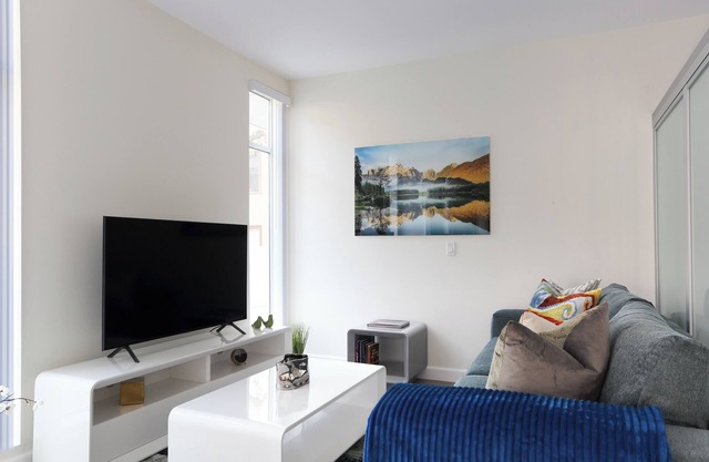 Comfy, Clean & Modern Pasadena Apartment