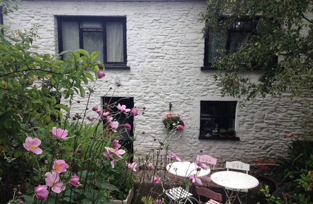 Comfy cottage in glorious West Wales perfect for mountains or coast sleeps 9