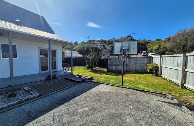 Comfy family home, stay at our retreat on Brittan St!