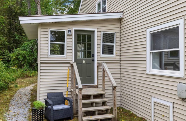 Comfy Large Bungalow - 4 Bed 1BA On Private Pond