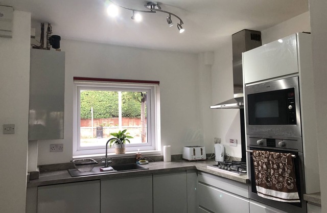 Comfy modern townhouse/w free parking & garden, newly refurbished, self catering