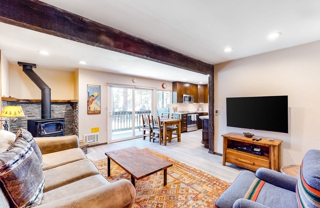 Comfy mountain retreat near the Village with pool, tennis courts & hot tub