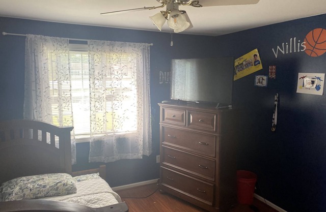 Comfy room located nearby the airport