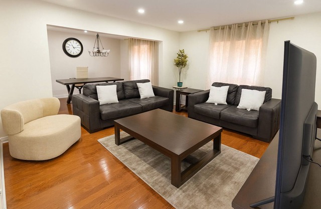 Comfy & Spacious 4BR Family Home w/Patio Made for You! 10 min walk to Hospital