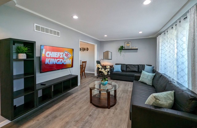 Comfy, Spacious & Convinient 3/2 house in Overland Park