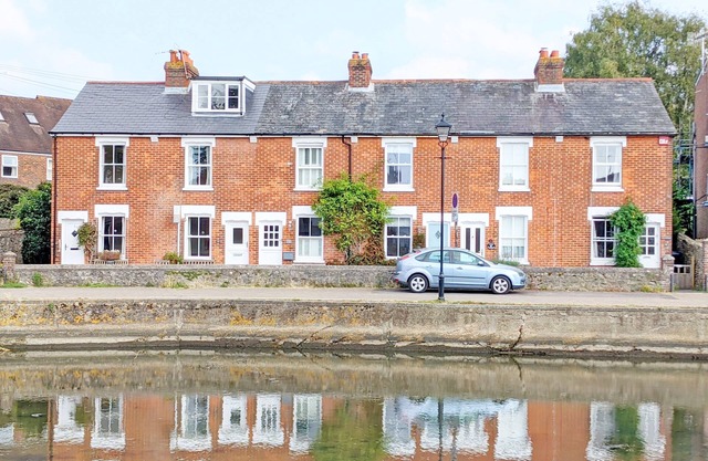 Compass Cottage , Emsworth - a cottage that sleeps 4 guests in 2 bedrooms