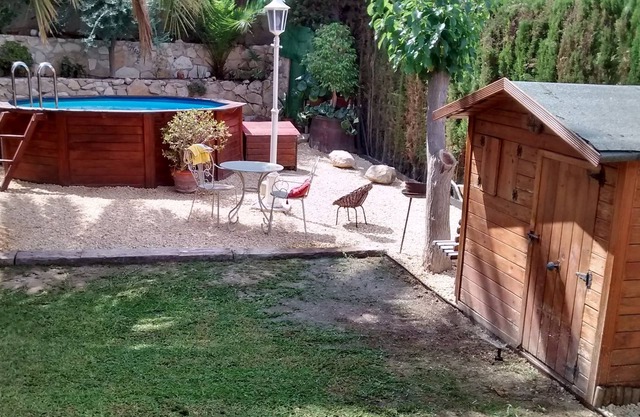 Complete house near the sea with large garden and pool for families with children