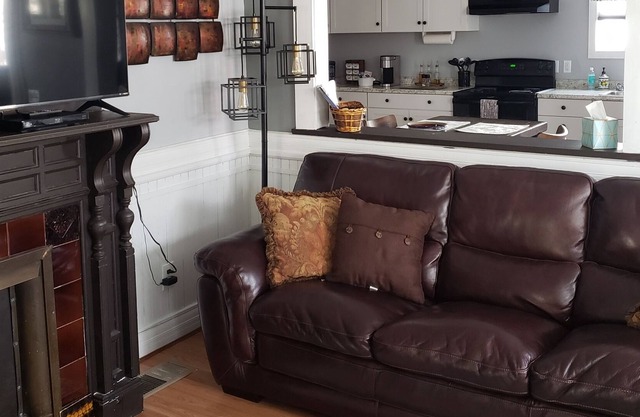 Completely remodeled 1 bedroom lower apartment with full kitchen and bath