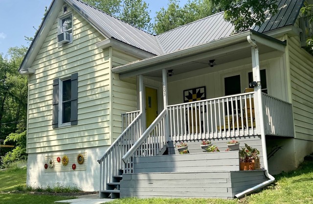 Completely Renovated house 5 Minutes from downtown Hannibal Historic District.