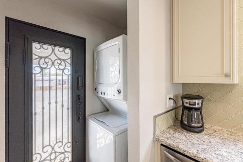 Complimentary Heated Pool Close to OldTown3BR