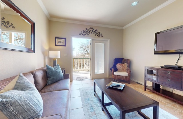 Condo in Gruene overlooking the Guadalupe! VG103 : Free Tubes with Rental!