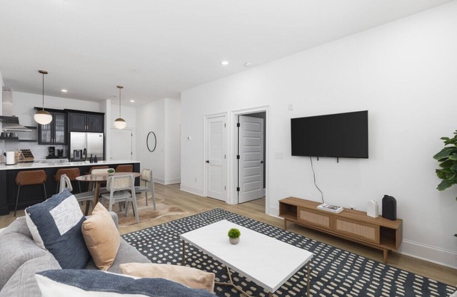 Condo Near Downtown Broadway & Stadium - Free Parking